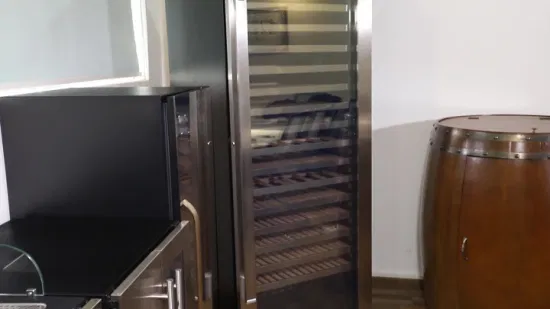 Refrigerador de vinho com exibição de barra de porta transparente para hotel de zona tripla